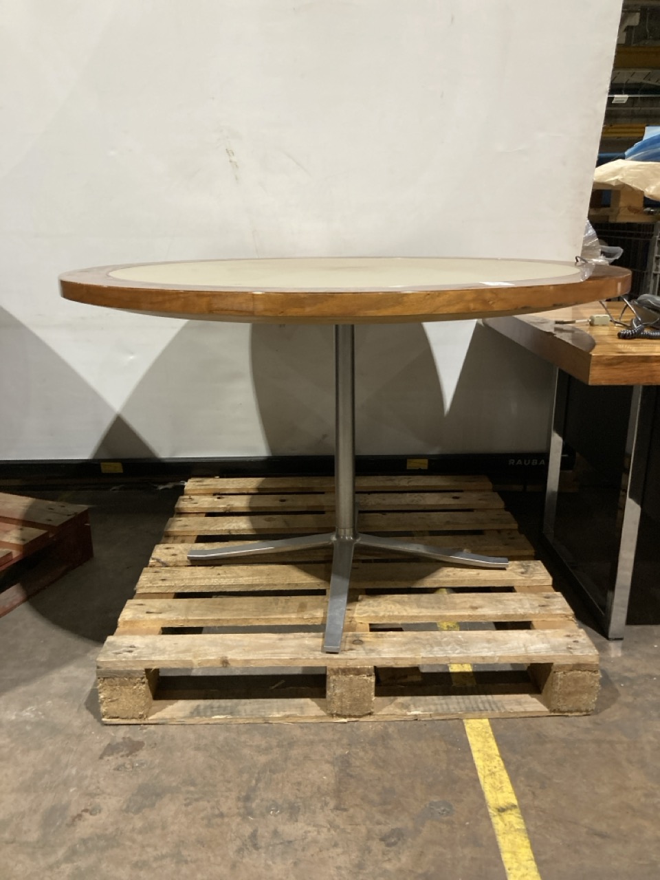 Lot 8  
            Birmingham - Collection Only 

                
ROUND TABLE