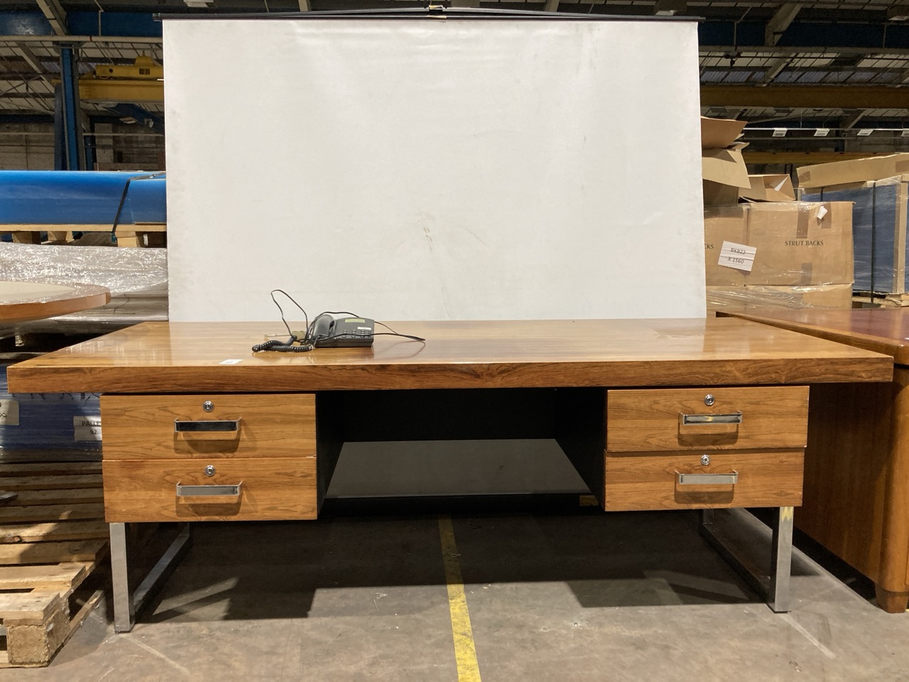 Lot 9  
            Birmingham - Collection Only 

                
TEAK EFFECT COMPUTER DESK