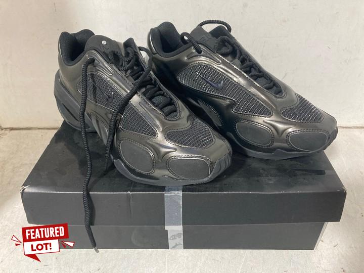 Lot 1001  
            Marchington SR15 - Parcel Delivery Only 

                
NIKE WOMENS NIKE AIR MAX MUSE IN BLACK - UK SIZE 7.5 - ORIGINAL RRP £145: LOCATIO...