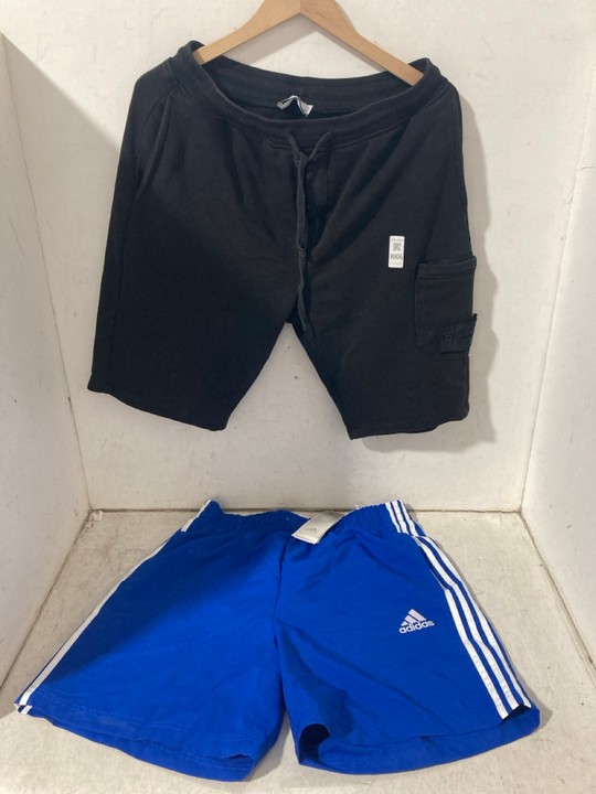 Lot 1006  
            Marchington SR15 - Parcel Delivery Only 

                
STONE ISLAND SHORTS IN BLACK SIZE LARGE RRP £85 TO INCLUDE ADIDAS AEROREADY SHORT...