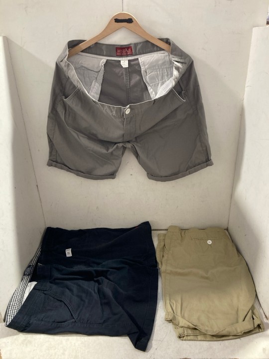 Lot 1011  
            Marchington SR15 - Parcel Delivery Only 

                
3 PAIRS OF MENS CASUAL SHORTS IN COTTON. TO INCLUDE RALPH LAUREN POLO SIZE 40 ORI...