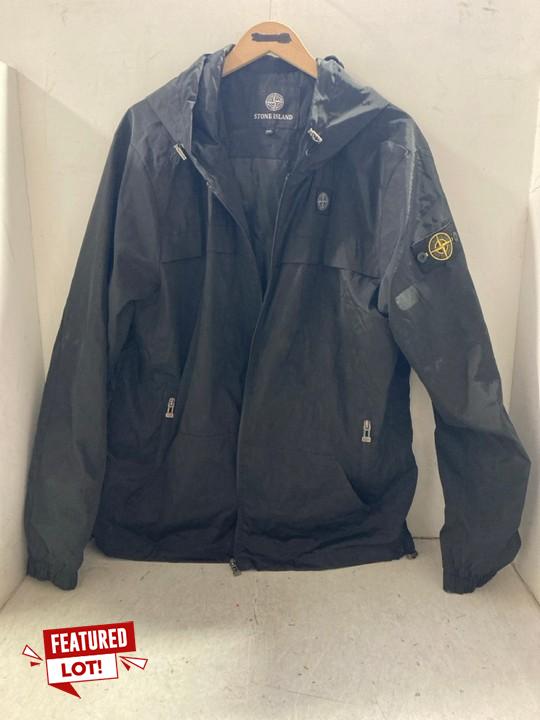 Lot 1017  
            Marchington SR15 - Parcel Delivery Only 

                
STONE ISLAND MENS HOODED WATERPROOF JACKET IN BLACK SIZE 3XL ORIGINAL RRP £395: L...