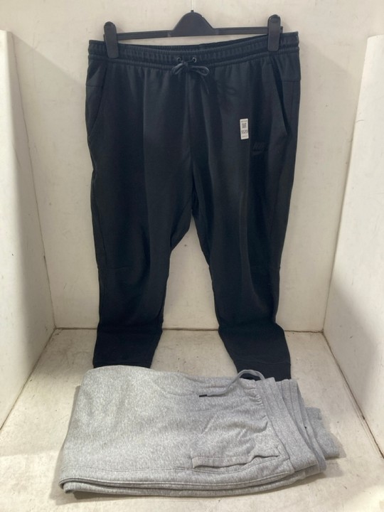 Lot 1020  
            Marchington SR15 - Parcel Delivery Only 

                
2X MENS TRACKSUIT BOTTOMS TO INCLUDE NIKE BLACK TRACKSUIT BOTTOMS IN SIZE XL: LOC...