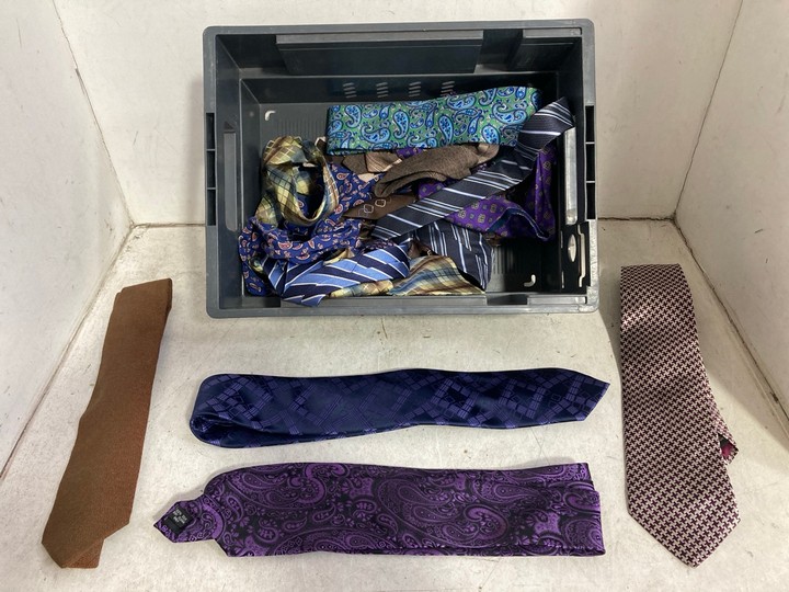 Lot 1025  
            Marchington SR15 - Parcel Delivery Only 

                
QTY OF ASSORTED TIES TO INCLUDE THE RACK LONDON IN BLUE: LOCATION - BR1