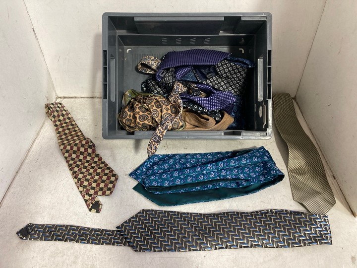 Lot 1026  
            Marchington SR15 - Parcel Delivery Only 

                
QTY OF ASSORTED TIES TO INCLUDE LLOYD ATTREE & SMITH TIE IN GREEN: LOCATION - BR1