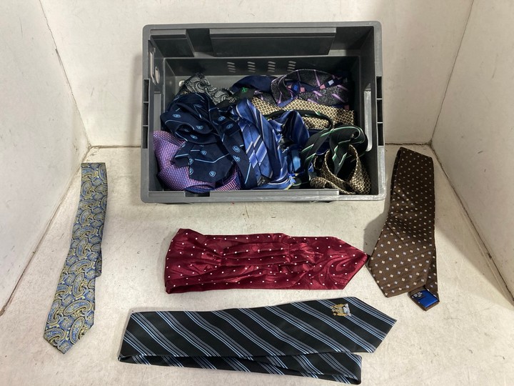 Lot 1027  
            Marchington SR15 - Parcel Delivery Only 

                
QTY OF ASSORTED TIES TO INCLUDE EXCLUSIVE TO MANCHESTER CITY TIE: LOCATION - BR1