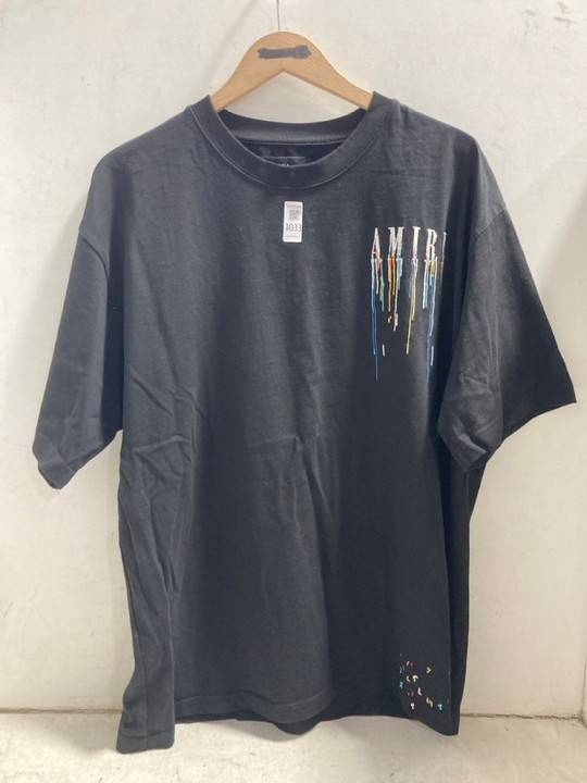 Lot 1033  
            Marchington SR15 - Parcel Delivery Only 

                
AMIRI T-SHIRT IN BLACK SIZE: 2XL: LOCATION - BR2