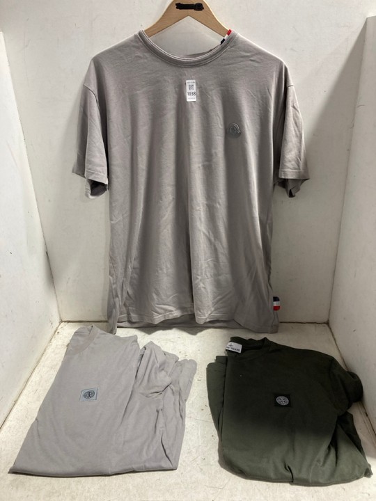 Lot 1038  
            Marchington SR15 - Parcel Delivery Only 

                
3 X ASSORTED T-SHIRTS TO INCLUDE MONCLER T-SHIRT IN GREY SIZE: 3XL: LOCATION - BR2