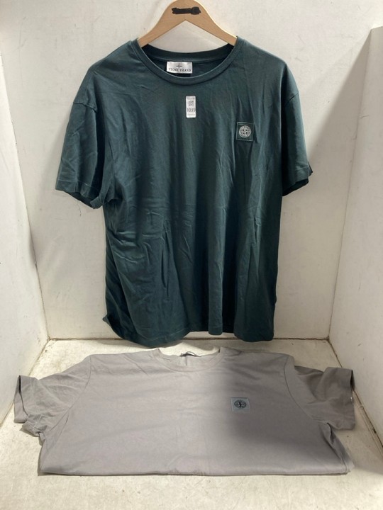 Lot 1039  
            Marchington SR15 - Parcel Delivery Only 

                
STONE ISLAND T-SHIRT IN GREY SIZE: 3XL TO INCLUDE STONE ISLAND T-SHIRT IN GREEN S...