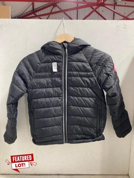 Lot 1053  
            Marchington SR15 - Parcel Delivery Only 

                
CANADA GOOSE CG YOUTH SHERWOOD COAT IN BLACK - UK KIDS SIZE 8 YEARS - ORIGINAL RR...