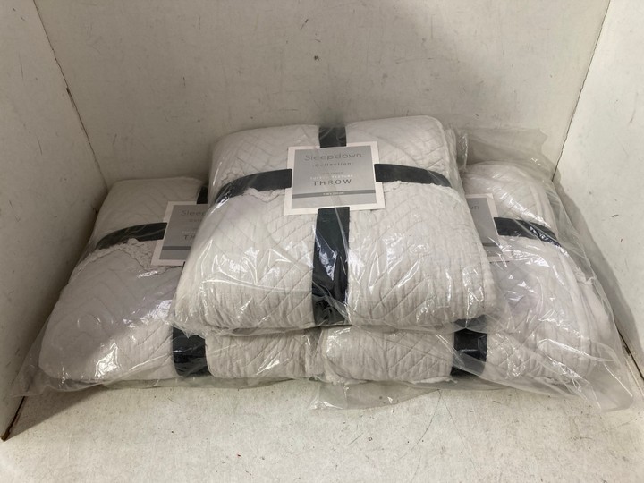 Lot 1066  
            Marchington SR15 - Parcel Delivery Only 

                
3 X SLEEPDOWN COLLECTION SOFT TOUCH TUFTED TEXTURE THROWS IN LIGHT GREY - SIZE 15...