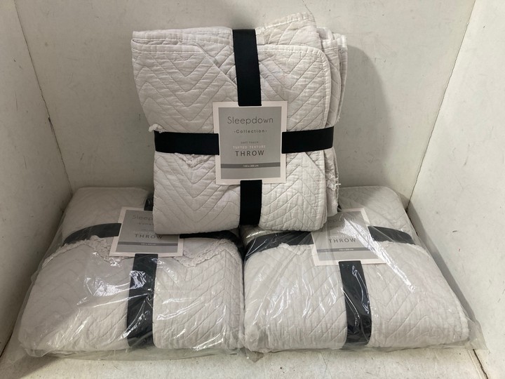 Lot 1067  
            Marchington SR15 - Parcel Delivery Only 

                
3 X SLEEPDOWN COLLECTION SOFT TOUCH TUFTED TEXTURE THROWS IN LIGHT GREY - SIZE 15...