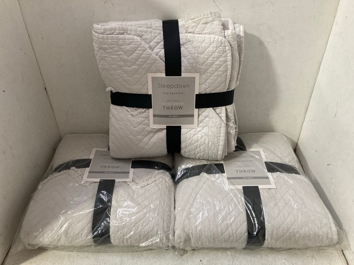 Lot 1068  
            Marchington SR15 - Parcel Delivery Only 

                
3 X SLEEPDOWN COLLECTION SOFT TOUCH TUFTED TEXTURE THROWS IN LIGHT GREY - SIZE 15...