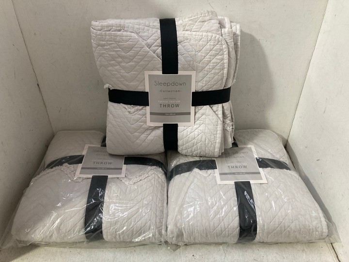 Lot 1069  
            Marchington SR15 - Parcel Delivery Only 

                
3 X SLEEPDOWN COLLECTION SOFT TOUCH TUFTED TEXTURE THROWS IN LIGHT GREY - SIZE 15...