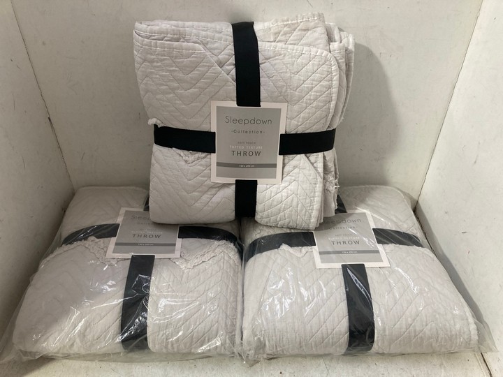 Lot 1070  
            Marchington SR15 - Parcel Delivery Only 

                
3 X SLEEPDOWN COLLECTION SOFT TOUCH TUFTED TEXTURE THROWS IN LIGHT GREY - SIZE 15...