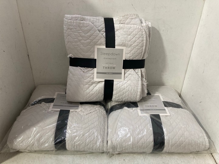 Lot 1071  
            Marchington SR15 - Parcel Delivery Only 

                
3 X SLEEPDOWN COLLECTION SOFT TOUCH TUFTED TEXTURE THROWS IN LIGHT GREY - SIZE 15...