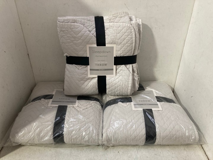 Lot 1072  
            Marchington SR15 - Parcel Delivery Only 

                
3 X SLEEPDOWN COLLECTION SOFT TOUCH TUFTED TEXTURE THROWS IN LIGHT GREY - SIZE 15...