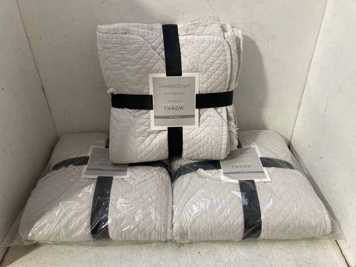 Lot 1074  
            Marchington SR15 - Parcel Delivery Only 

                
3 X SLEEPDOWN COLLECTION SOFT TOUCH TUFTED TEXTURE THROWS IN LIGHT GREY - SIZE 15...