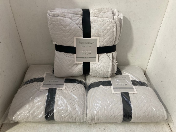 Lot 1075  
            Marchington SR15 - Parcel Delivery Only 

                
3 X SLEEPDOWN COLLECTION SOFT TOUCH TUFTED TEXTURE THROWS IN LIGHT GREY - SIZE 15...