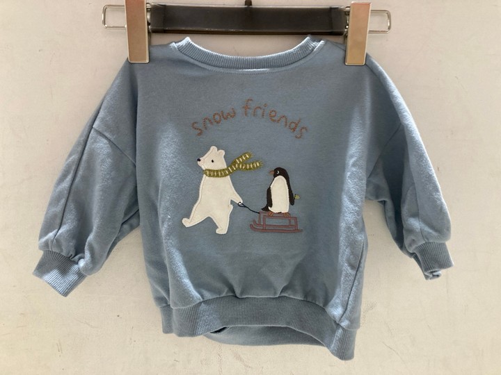 Lot 1113  
            Marchington SR15 - Parcel Delivery Only 

                
JOHN LEWIS & PARTNERS CHILDRENS SNOW FRIENDS JUMPER SIZE: 3 - 6 MONTHS: LOCATION ...