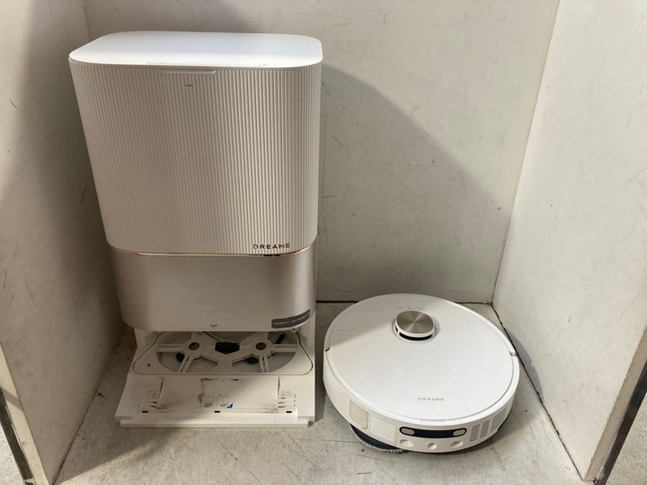 Lot 1344  
            Marchington SR15 - Parcel Delivery Only 

                
DREAME ROBOT VACUUM CLEANER WITH MOP IN WHITE: LOCATION - AR2