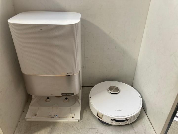 Lot 1350  
            Marchington SR15 - Parcel Delivery Only 

                
DREAME ROBOT VACUUM CLEANER WITH MOP IN WHITE: LOCATION - AR2