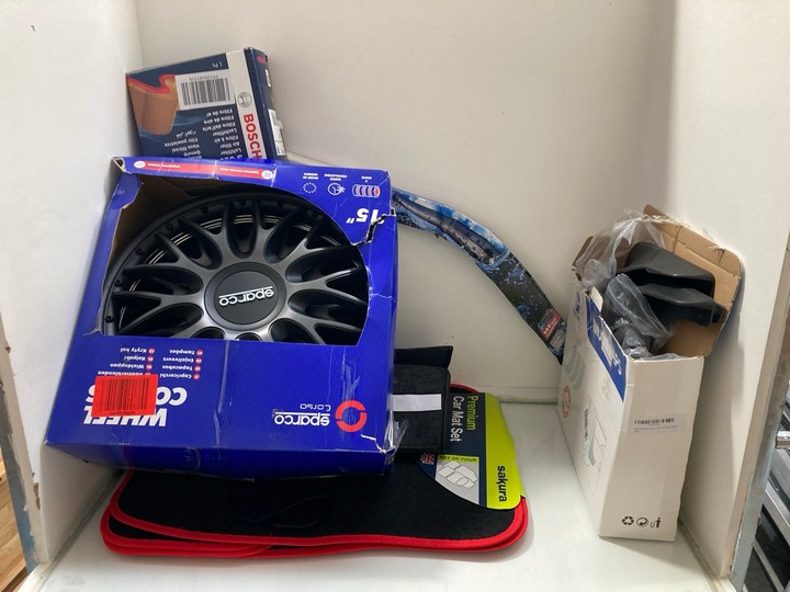 Lot 1372  
            Marchington SR15 - Parcel Delivery Only 

                
QTY OF ASSORTED VEHICLE ITEMS TO INCLUDE BOSCH S9404 AIR FILTER: LOCATION - AR4