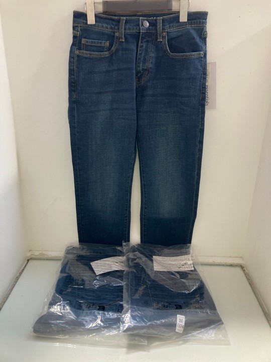 Lot 1374  
            Marchington SR15 - Parcel Delivery Only 

                
3 X PAIRS OF DENIM JEANS IN DARK BLUE - UK SIZE: 29W & 34W: LOCATION - AR4