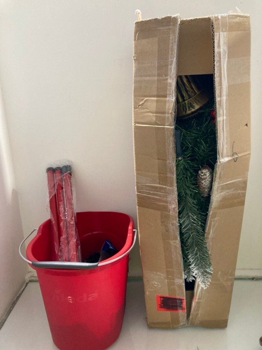 Lot 1377  
            Marchington SR15 - Parcel Delivery Only 

                
VILEDA MOP SET TO INCLUDE CHRISTMAS DECORATION: LOCATION - AR4