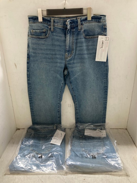 Lot 1385  
            Marchington SR15 - Parcel Delivery Only 

                
3 X PAIRS OF STRAIGHT LEG JEANS IN BLUE - UK 33 X 28: LOCATION - AR5