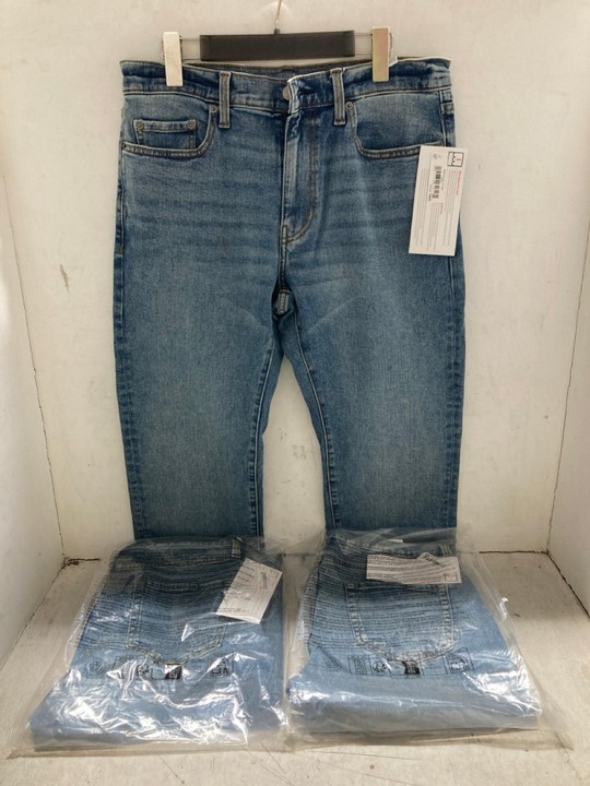 Lot 1386  
            Marchington SR15 - Parcel Delivery Only 

                
3 X PAIRS OF STRAIGHT LEG JEANS IN BLUE - UK 33 X 28: LOCATION - AR5