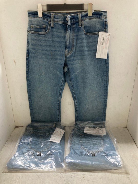 Lot 1387  
            Marchington SR15 - Parcel Delivery Only 

                
3 X PAIRS OF STRAIGHT LEG JEANS IN BLUE - UK 28 X 32: LOCATION - AR5