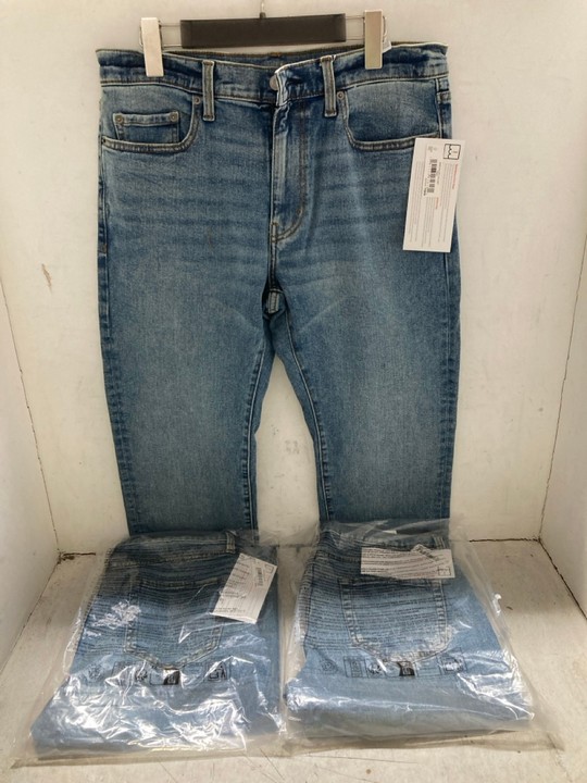 Lot 1389  
            Marchington SR15 - Parcel Delivery Only 

                
3 X PAIRS OF STRAIGHT LEG JEANS IN BLUE - UK 29 X 32/28 X 32: LOCATION - AR5