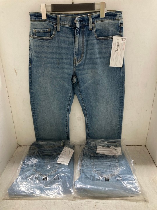 Lot 1390  
            Marchington SR15 - Parcel Delivery Only 

                
3 X PAIRS OF STRAIGHT LEG JEANS IN BLUE - UK 28 X 28: LOCATION - AR5