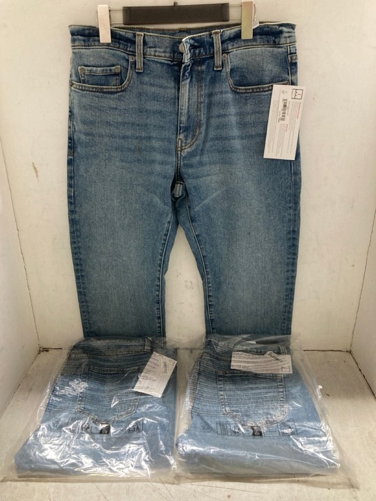 Lot 1391  
            Marchington SR15 - Parcel Delivery Only 

                
3 X PAIRS OF STRAIGHT LEG JEANS IN BLUE - UK 28 X 28/33 X 28: LOCATION - AR5