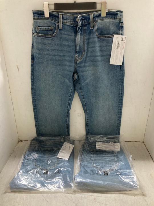 Lot 1392  
            Marchington SR15 - Parcel Delivery Only 

                
3 X PAIRS OF STRAIGHT LEG JEANS IN BLUE - UK 28 X 28/33 X 28: LOCATION - AR5
