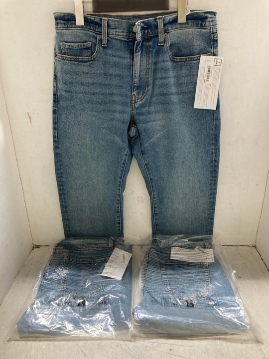 Lot 1393  
            Marchington SR15 - Parcel Delivery Only 

                
3 X PAIRS OF STRAIGHT LEG JEANS IN BLUE - UK 29 X 32/33 X 28: LOCATION - AR5
