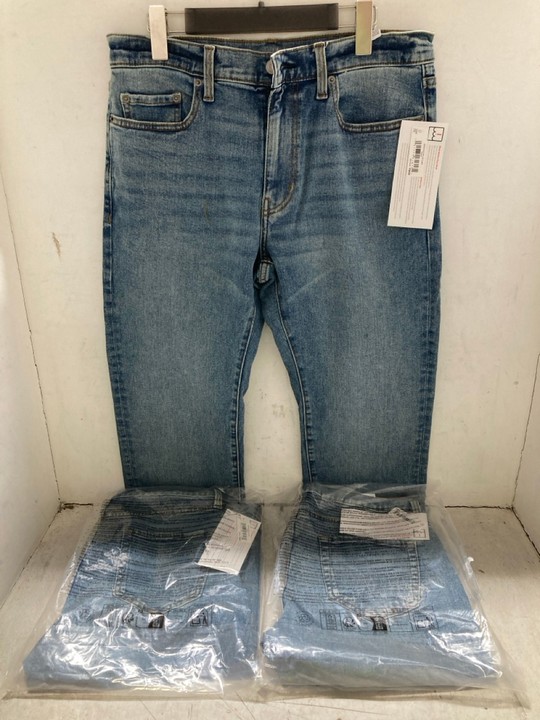 Lot 1394  
            Marchington SR15 - Parcel Delivery Only 

                
3 X PAIRS OF STRAIGHT LEG JEANS IN BLUE - UK 29 X 32/28 X 32: LOCATION - AR5