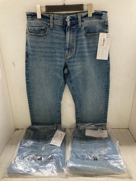 Lot 1395  
            Marchington SR15 - Parcel Delivery Only 

                
3 X PAIRS OF STRAIGHT LEG JEANS IN BLUE - UK 29 X 32: LOCATION - AR5