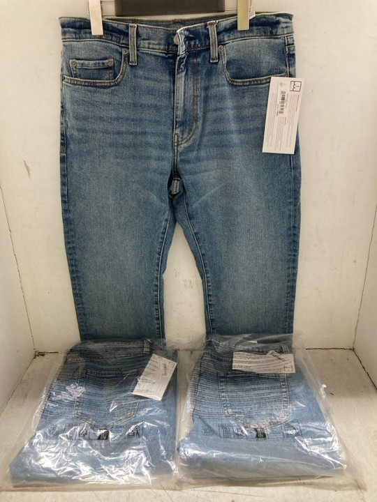 Lot 1396  
            Marchington SR15 - Parcel Delivery Only 

                
3 X PAIRS OF STRAIGHT LEG JEANS IN BLUE - UK 29 X 32: LOCATION - AR5