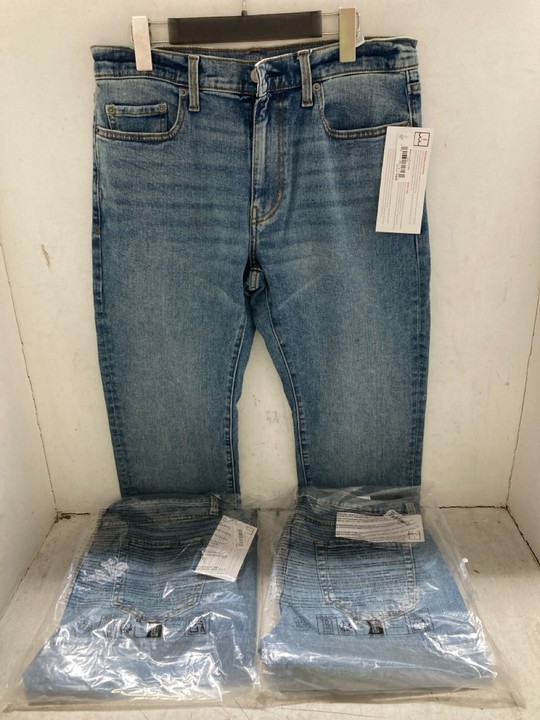 Lot 1397  
            Marchington SR15 - Parcel Delivery Only 

                
3 X PAIRS OF STRAIGHT LEG JEANS IN BLUE - UK 29 X 32/28 X 28: LOCATION - AR5