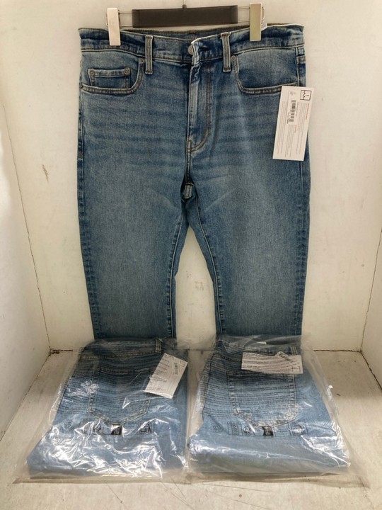 Lot 1398  
            Marchington SR15 - Parcel Delivery Only 

                
3 X PAIRS OF STRAIGHT LEG JEANS IN BLUE - UK 33 X 28/29 X 32: LOCATION - AR5