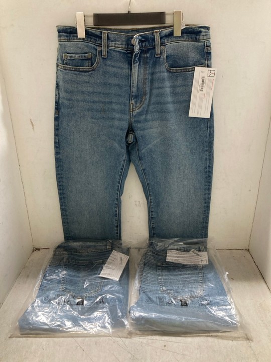 Lot 1399  
            Marchington SR15 - Parcel Delivery Only 

                
3 X PAIRS OF STRAIGHT LEG JEANS IN BLUE - UK 28 X 28/29 X 32: LOCATION - AR5