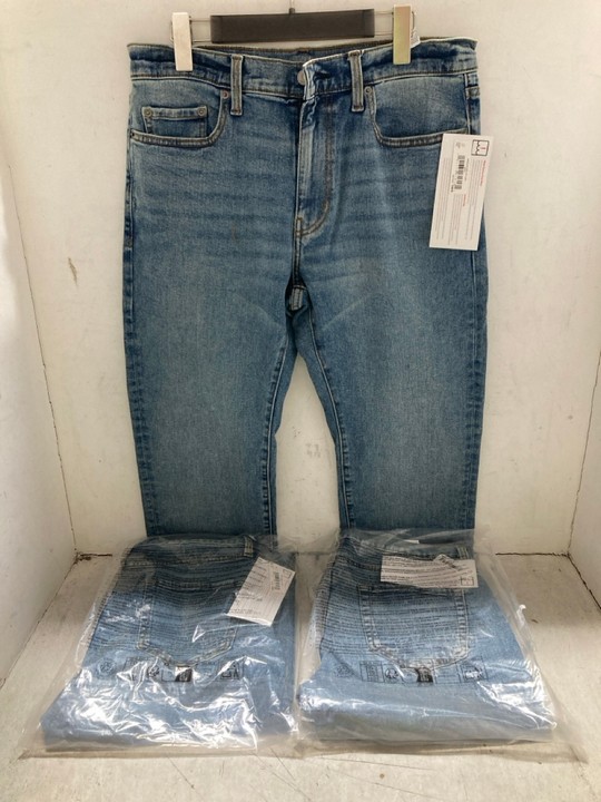 Lot 1400  
            Marchington SR15 - Parcel Delivery Only 

                
3 X PAIRS OF STRAIGHT LEG JEANS IN BLUE - UK 32 X 28/28 X 32/29 X 32: LOCATION - AR5
