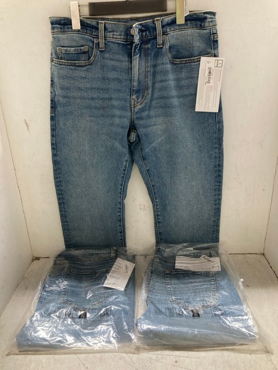 Lot 1401  
            Marchington SR15 - Parcel Delivery Only 

                
3 X PAIRS OF STRAIGHT LEG JEANS IN BLUE - UK 28 X 28/28 X 32: LOCATION - AR5