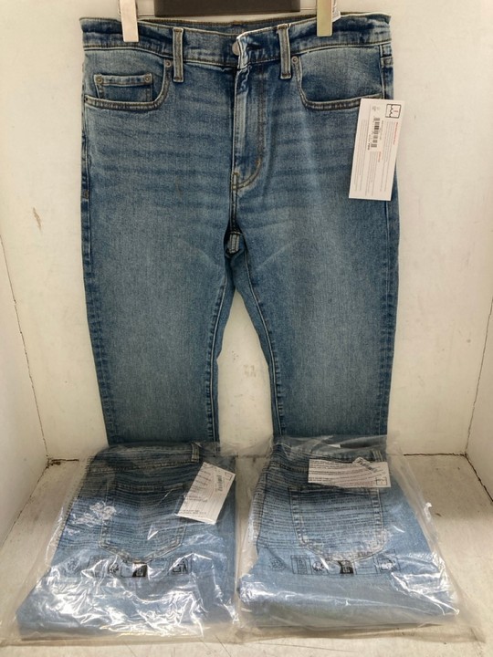Lot 1402  
            Marchington SR15 - Parcel Delivery Only 

                
3 X PAIRS OF STRAIGHT LEG JEANS IN BLUE - UK 28 X 28: LOCATION - AR5