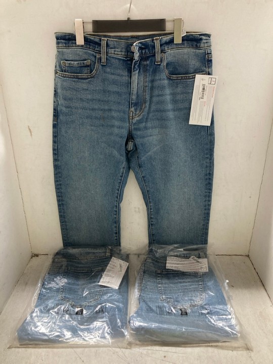 Lot 1403  
            Marchington SR15 - Parcel Delivery Only 

                
3 X PAIRS OF STRAIGHT LEG JEANS IN BLUE - UK 28 X 28/28 X 32: LOCATION - AR5