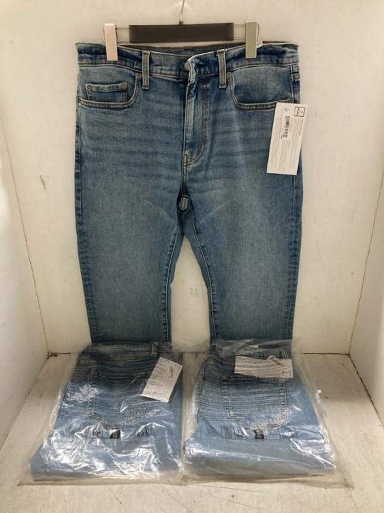 Lot 1404  
            Marchington SR15 - Parcel Delivery Only 

                
3 X PAIRS OF STRAIGHT LEG JEANS IN BLUE - UK 28 X 28/28 X 32: LOCATION - AR5