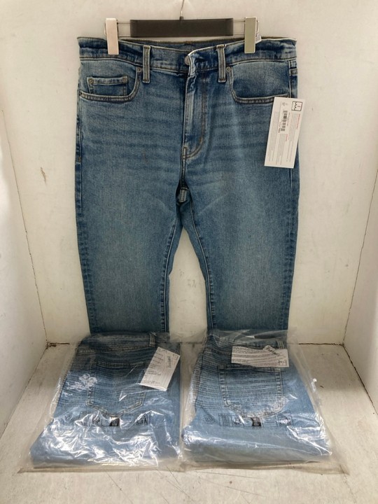 Lot 1405  
            Marchington SR15 - Parcel Delivery Only 

                
3 X PAIRS OF STRAIGHT LEG JEANS IN BLUE - UK 33 X 29/28 X 28: LOCATION - AR5