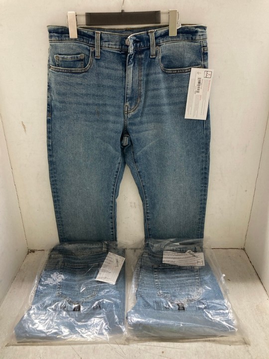 Lot 1406  
            Marchington SR15 - Parcel Delivery Only 

                
3 X PAIRS OF STRAIGHT LEG JEANS IN BLUE - UK 28 X 32/28 X 28: LOCATION - AR5